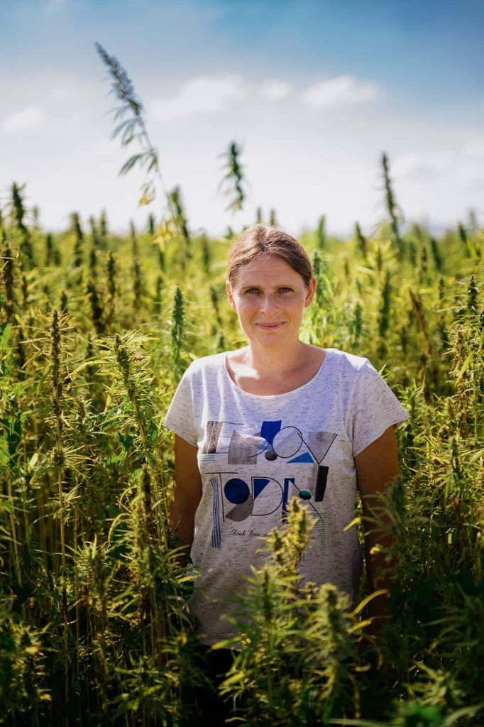 Marie-Paule, productrice de chanvre pas comme les autres, cultive la plante du futur près de Strasbourg.